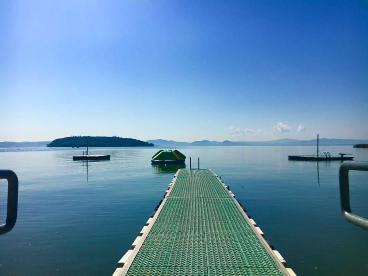 Il pontile galleggiante sulla riva del lago