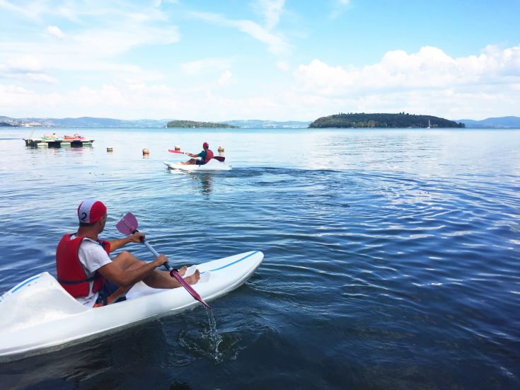 E’ possibile praticare numerosi sport acquatici come windsurf, vela, canoe, kayak.
