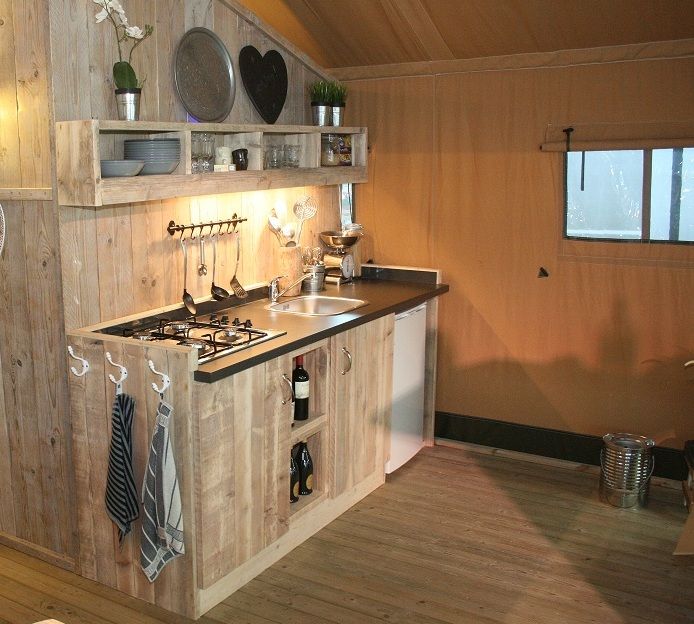 Dettaglio della cucina nella Tenda Safari Lodge
