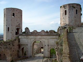 Due torri storiche si ergono sopra un cancello di grande importanza, che porta a una strada in pietra.