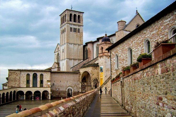 Una scena della Basilica di San Francesco ad Assisi, un'importante struttura storica e religiosa della regione.