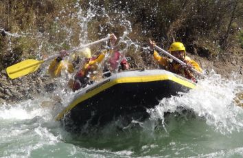 Un gruppo si avventura in un rafting emozionante tra schizzi d'acqua e natura.