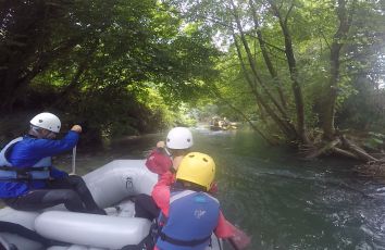 Un'avventura di rafting tra la natura, circondati da alberi e acqua. Un'esperienza emozionante all'aria aperta.