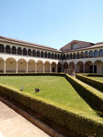 Un chiostro con prati ben curati e architettura semplice. Ideale per passeggiate tranquille.