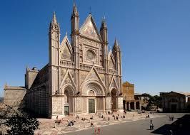 Cattedrale gotica di Orvieto, conosciuta per i suoi dettagli architettonici e la sua storia lunga secoli.