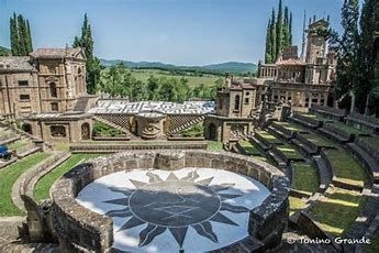 Un teatro all'aperto semplice con un mosaico solare al centro.