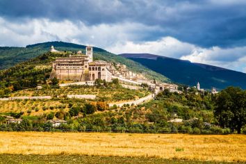 Panorama di Assisi, visibile con il suo palazzo e i colli circostanti.