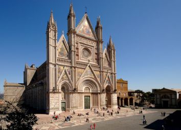 La facciata del Duomo di Orvieto presenta dettagli architettonici raffinati e un design armonioso.