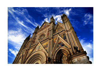 Panorama della facciata della cattedrale con un cielo sereno sullo sfondo.