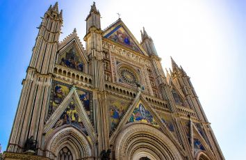 Panorama della facciata della Cattedrale di Orvieto, evidenziando i dettagli architettonici e gli elementi decorativi.