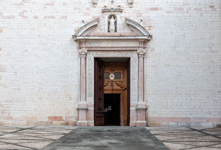 La porta d'ingresso mostra semplici dettagli architettonici e decorazioni ben curate.