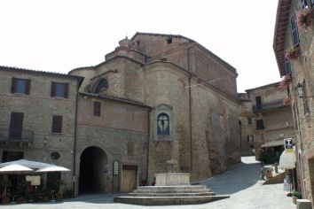 Scena di una piazza con un edificio storico, caratterizzato da elementi in pietra.