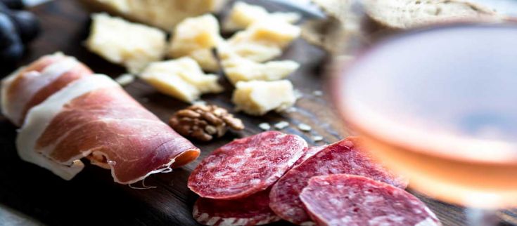 Weekend ad Assisi: cena tipica in un bel ristorante per gustare le specialità regionali - Vacanze Umbria my Love - Un semplice tagliere con salumi, formaggi, noci e vino rosato, adatto per un aperitivo.