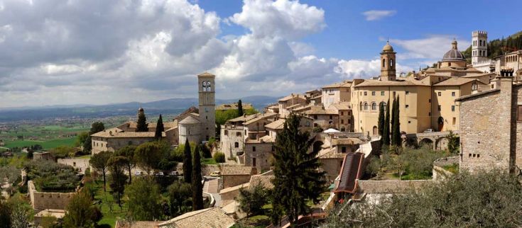 Weekend ad Assisi 4 giorni: city tour con audioguida, panorama della città - Vacanze Umbria my Love - Panorama di Assisi con i suoi edifici storici e la natura circostante.