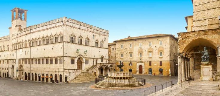 7 giorni in Umbria. Settimana green con visita di Perugia centro storico. Umbria my love - Piazza IV Novembre con il Palazzo dei Priori e un antico fontana al centro.