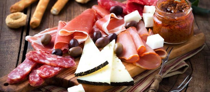 Vacanza 4 giorni ad Assisi pranzo in famosa trattoria con prodotti tipici umbri. Slow Umbria - Umbria my love - Un assortimento di salumi e formaggi, ideale per un momento di condivisione. Un piacevole mix di sapori regionali.