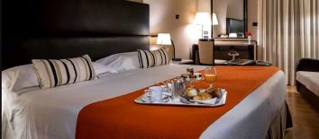 Gourmet experience 4 giorni a Gubbio in hotel 5 stelle con centro benessere e spa. Umbria my Love - Spazio semplice e accogliente con letto matrimoniale e un servizio di colazione base.