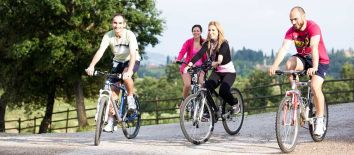 Vacanza green 4 giorni in bicicletta sugli itinerari più belli dell’Umbria. Italian Green Experience | Umbria my Love - Un gruppo di amici che pedala nella natura umbra, trascorrendo una giornata all'aria aperta.