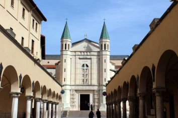 Una scena della Chiesa di Assisi caratterizzata da un'architettura tipica, situata vicino a storici portici.