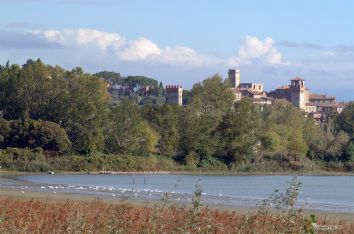 Panorama di un paesaggio naturale con edifici storici visibili sullo sfondo.