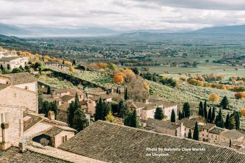 Un panorama sulle dolci colline umbre caratterizzate dai colori autunnali.