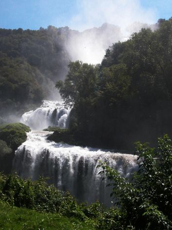 Titolo: Besuchen Sie Terni und die Marmore-Wasserfälle