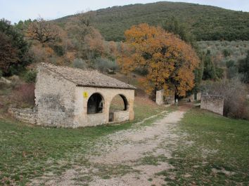 Panorama dell'Umbria che mostra edifici storici e una natura verdeggiante.