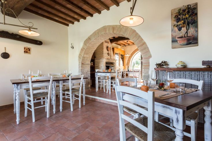 Un ristorante caratteristico con tavoli ordinati e un arredamento semplice. Atmosfera accogliente e rilassata.