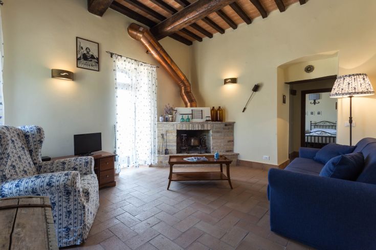 Ambiente caldo con arredi semplici, adatto per momenti di tranquillità e socializzazione.