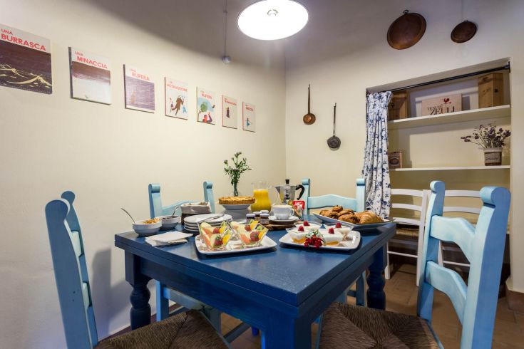 Un tavolo apparecchiato con diverse pietanze e bevande in un'atmosfera familiare.