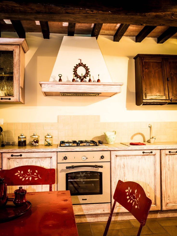 Cucina calda con arredi in legno e decorazioni semplici, creata per un'atmosfera familiare.