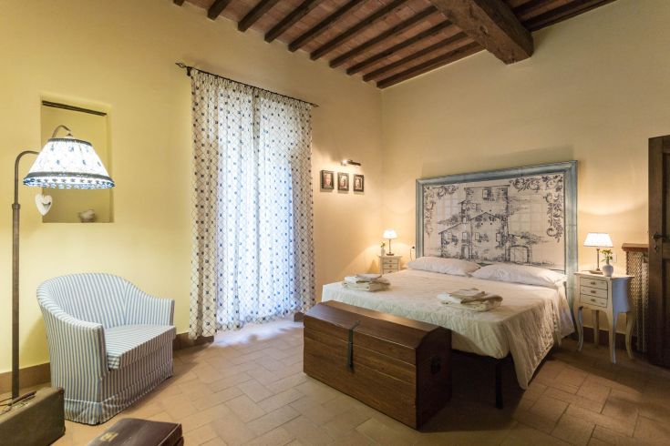 Stanza semplice con pratici elementi d'arredo in legno, perfetta per un relax quotidiano.