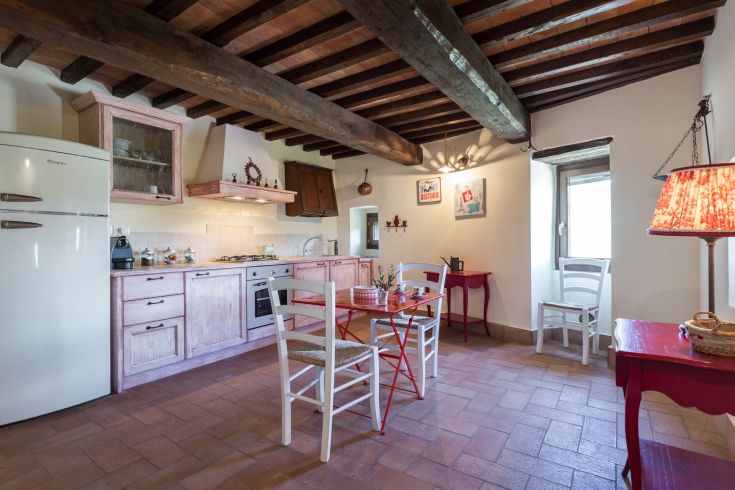 Cucina rustica con elementi in legno e un'atmosfera accogliente, adatta per socializzare e trascorrere tempo insieme.