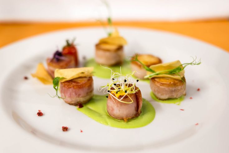 Piatto ben presentato con ingredienti freschi e decorazioni semplici.