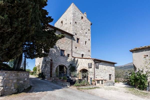 Antico palazzo che combina eleganza e praticità, situato nella tranquilla campagna umbra.