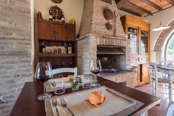 Ristorante intimo con camino, tavoli ben sistemati e un'atmosfera calda e accogliente.