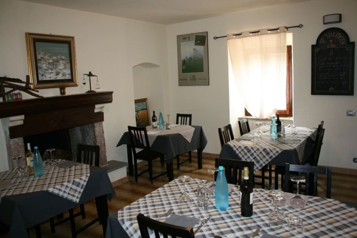 Un restaurant avec des tables bien dressées, idéal pour déguster des spécialités locales.