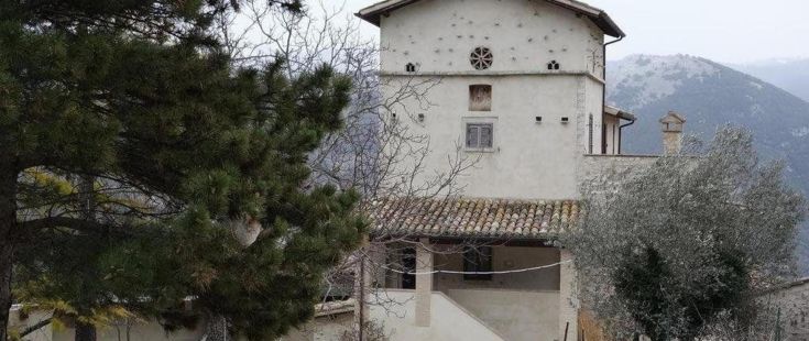 Le ferme Valle del Belvedere, entourée par la nature, propose des chambres avec vue sur la montagne au milieu de la verdure.