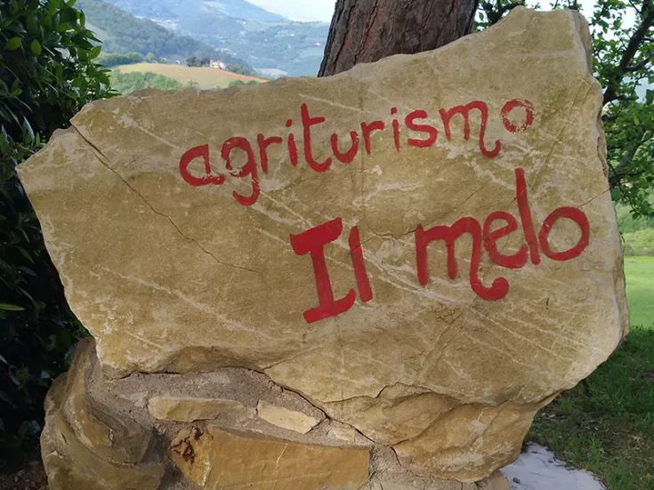 A sign indicates Agriturismo Il Melo, located in the tranquil Umbrian countryside.