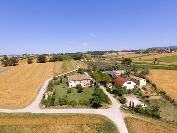 Struttura rurale situata nella campagna umbra, adatta per famiglie e appassionati di animali.