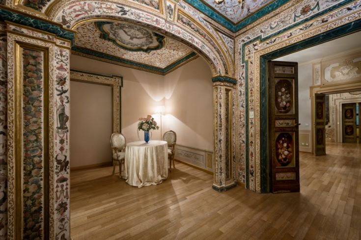Per festeggiare un'occasione speciale, per celebrare un evento o, semplicemente, per vivere una serata romantica, è possibile riservare un angolo della villa in base alle vostre esigenze: dalla cena esclusiva in Alcova, una piccola sala completamente affrescata, un gioiello d’arte del ‘700, ideale per una cena di coppia, all’affascinante sala degli Stemmi con affreschi del ‘800 per cene fino a 16 persone.