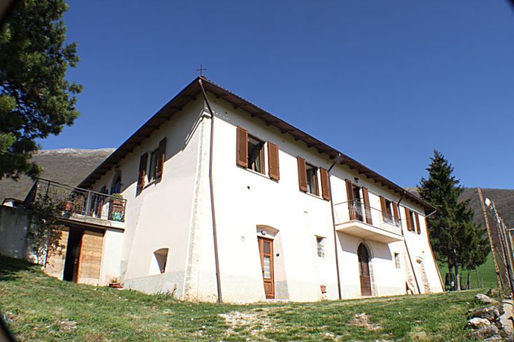 Un casale situato in una zona rurale, circondato da verde e spazi aperti, perfetto per una pausa tranquilla e per esplorazioni nei dintorni.