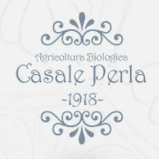 Casale immerso nella natura dei Monti Sibillini, offre ospitalità e spazi verdi per relax e agricoltura biologica.