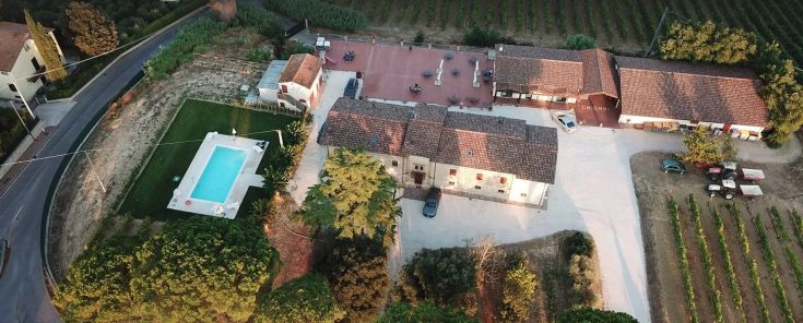 A simple agritourism surrounded by vineyards, ideal for a nature vacation.