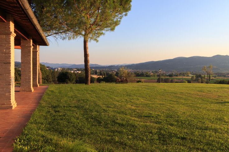 Blick vom Agriturismo Bonavita, umgeben von den üppig grünen Feldern der umbrischen Landschaft.