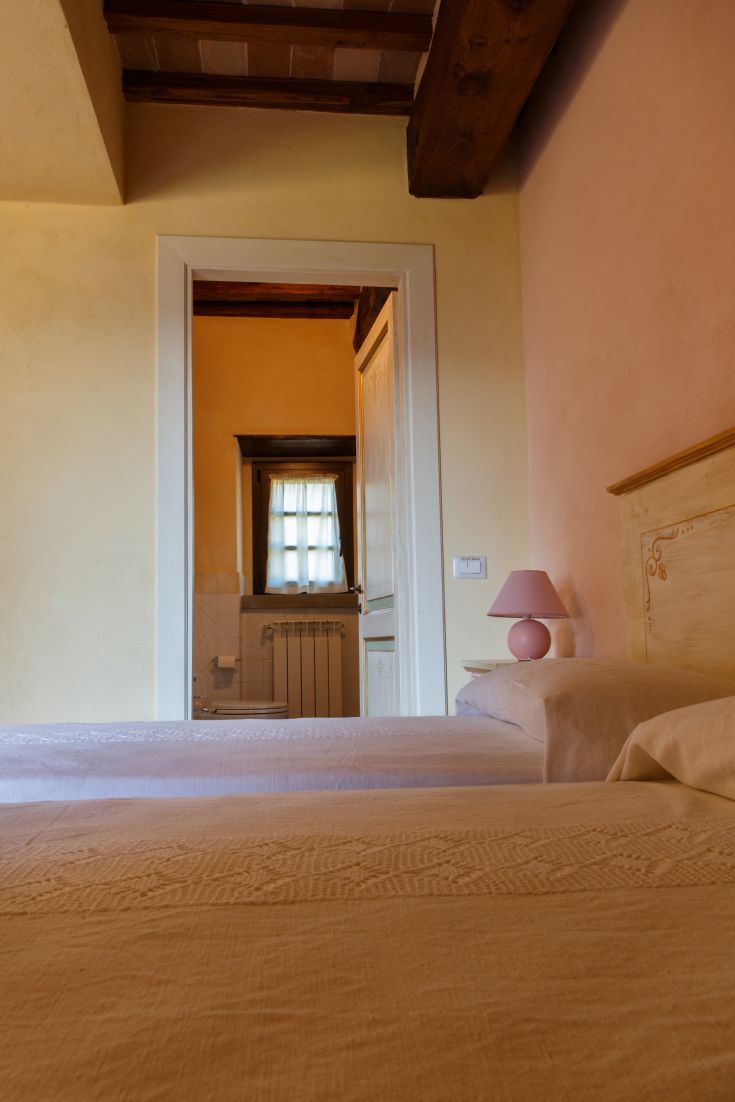 Gemütliches Zimmer mit Zugang zu einem privaten Badezimmer, ideal für einen entspannten Aufenthalt.