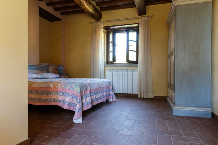 Geräumiges und komfortables Zimmer mit Betten und einem Schrank, mit Fenstern, die einen schönen Blick bieten.