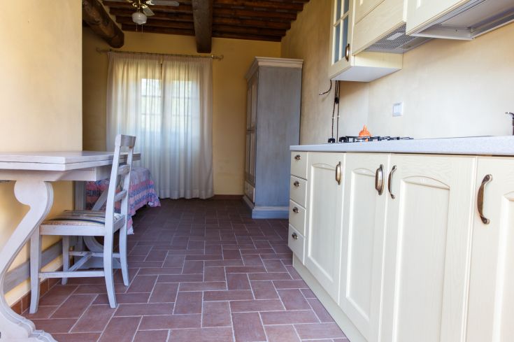 Helle Küche mit Esstisch, idealer Raum für gesellige Momente.