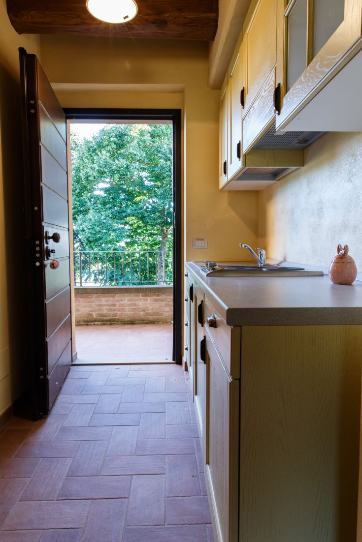 Gemütliche Küche mit Blick auf einen gepflegten Garten. Die Atmosphäre ist hell und friedlich.