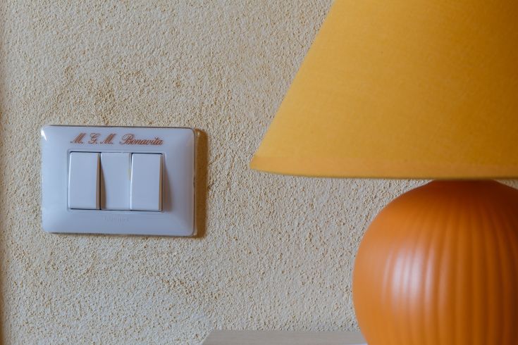 Orange Lampe und Schalter in einer hellen und gemütlichen Umgebung.